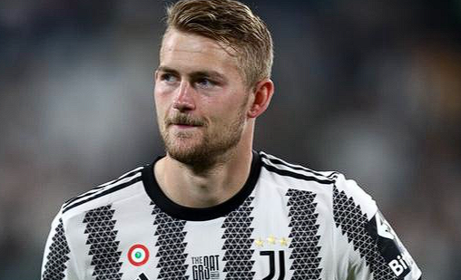 曼聯(lián)謹(jǐn)慎應(yīng)對(duì)德里赫特背傷：穩(wěn)步康復(fù)待王者歸來